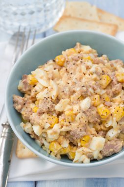 mavi zemin üzerine mavi kupa salata