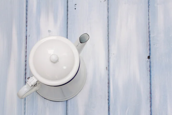 Panela de café branco no fundo de madeira azul — Fotografia de Stock