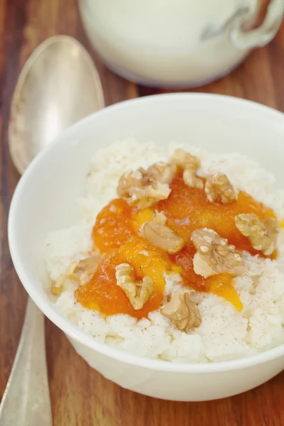 Formaggio fresco con marmellata di zucca e noci in ciotola — Foto Stock