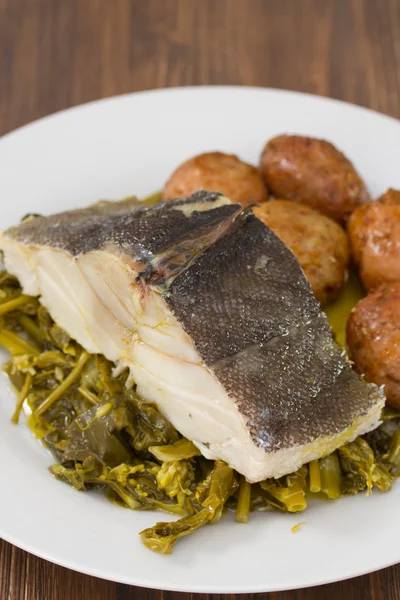 Kabeljauw vis met aardappelen en groenten — Stockfoto
