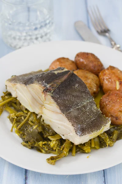 Bacalhau com batata e legumes — Fotografia de Stock