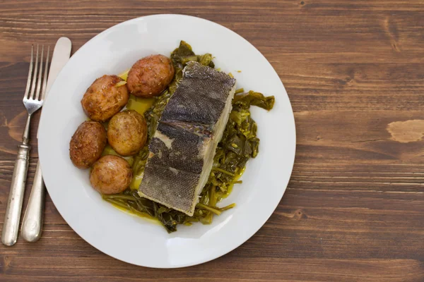 Fish with potato and vegetables on white plate — Stock Photo, Image