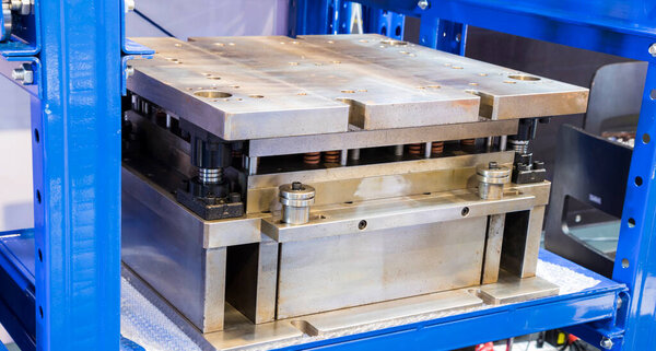 Инструмент или штамп для хранения металла на полке; закрыть
