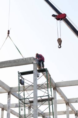 Mobil vinç tarafından inşaat sahasına önceden inşa edilmiş beton kiriş; inşaat mühendisliği arka planı