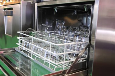 Temiz bardak, bardak, tabak ve tabakla bulaşık makinesini aç. 