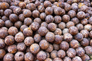 yığılmış paslı gülleler ilginç desenler oluşturuyor