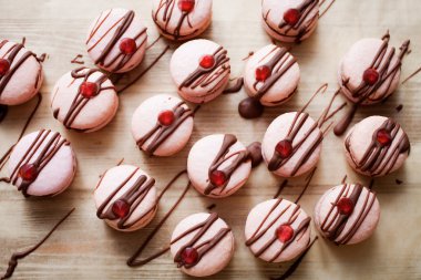 Çikolata ile pembe macarons