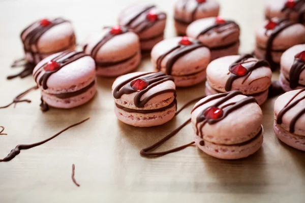 Rosa Macarons mit Schokolade — Stockfoto