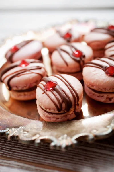 Rosa Macarons mit Schokolade — Stockfoto