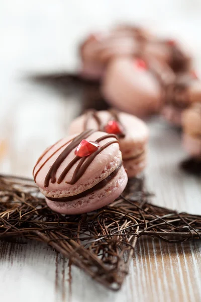 Rosa Macarons mit Schokolade — Stockfoto