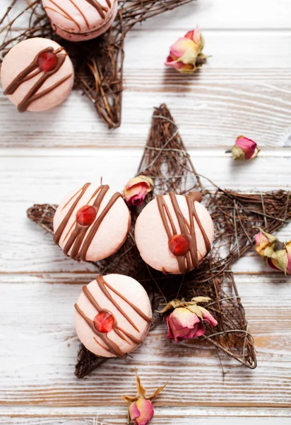 Roze macarons met chocolade — Stockfoto