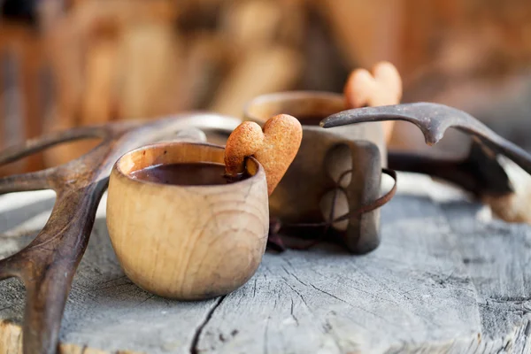 Mulled wine in wooden cups — Stock Photo, Image