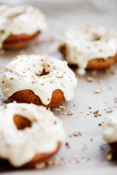 Donuts caseiros com chocolate branco — Fotografia de Stock