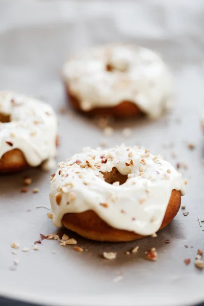 Hausgemachte Donuts mit weißer Schokolade — Stockfoto