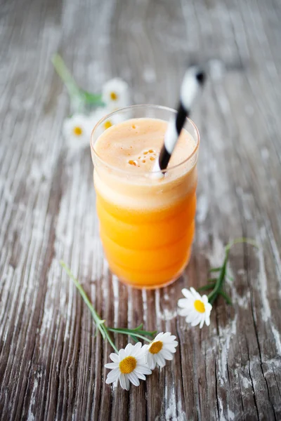 Frischer Saft mit Karotten — Stockfoto