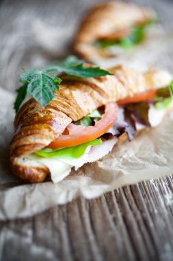 kruvasan jambon ve salata ile