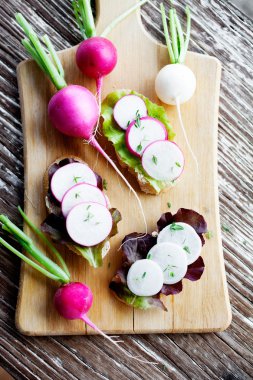 Meze bruchettas turp ile