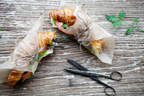 햄과 샐러드와 크로와상 — 스톡 사진