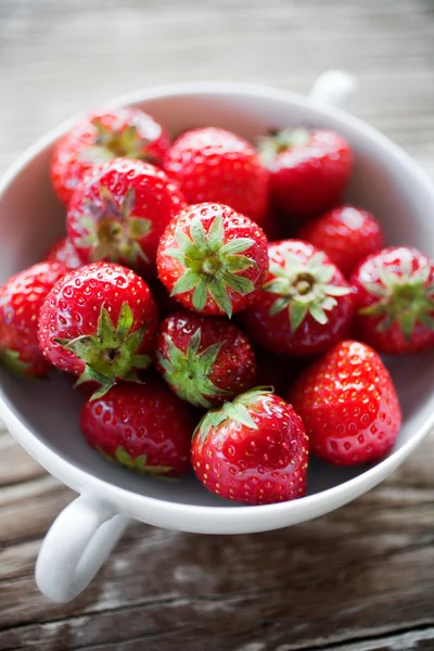 Aardbeien in witte kom — Stockfoto