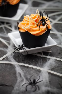 Cadılar Bayramı için örümcek cupcake