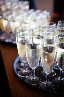 Beyaz köpüklü şarap