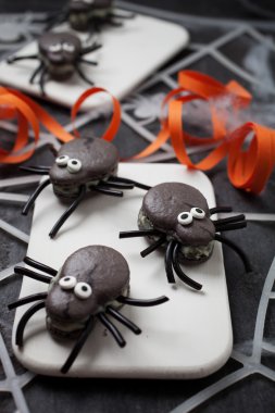 örümcek macarons ve turuncu kurdela