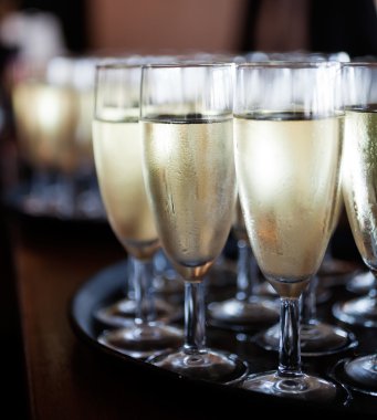 Beyaz köpüklü şarap