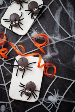 örümcek macarons ve turuncu kurdela