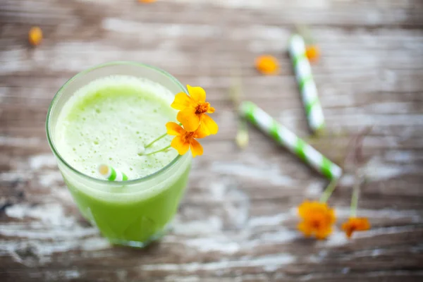 Grön juice med orange blommor — Stockfoto