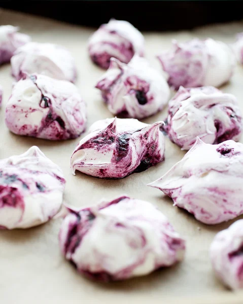 Beautiful blueberry meringues — Stock Photo, Image