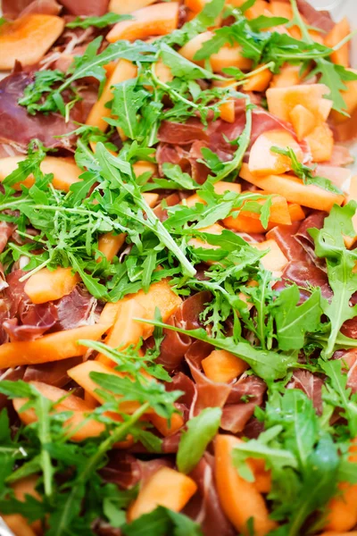 Salat mit frischer Rucola — Stockfoto