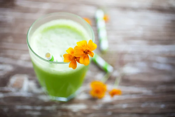 Friskt grön juice — Stockfoto