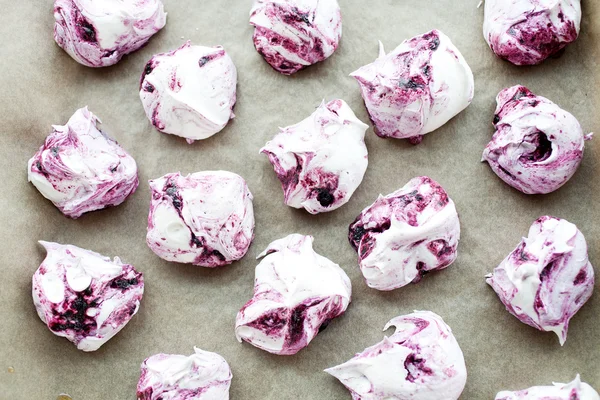 Beautiful blueberry meringues — Stock Photo, Image