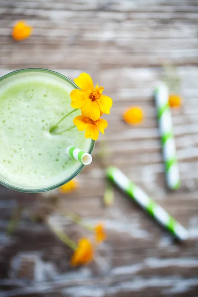 Grön juice med blommor — Stockfoto