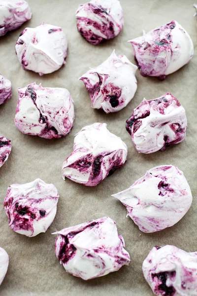 Beautiful blueberry meringues — Stock Photo, Image