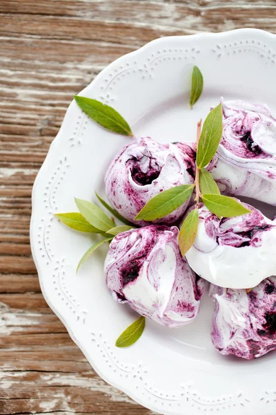 Beautiful blueberry meringues — Stock Photo, Image