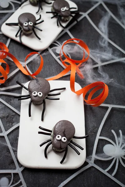 Макароны пауков и оранжевые ленты — стоковое фото