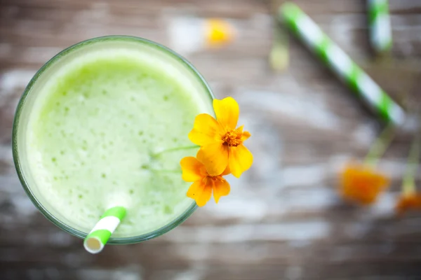 Grön juice med orange blommor — Stockfoto