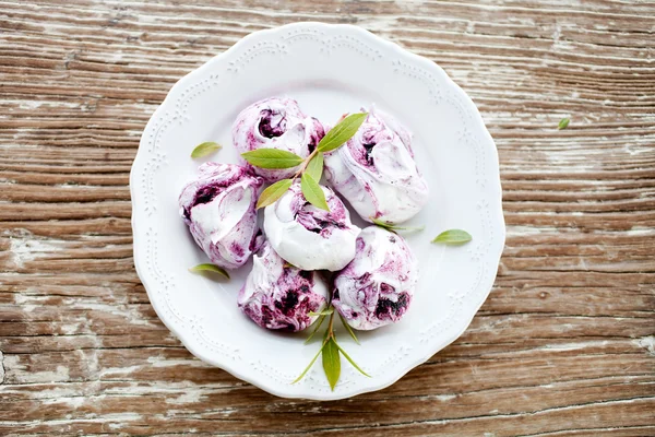 美丽的蓝莓蛋白甜饼 — 图库照片