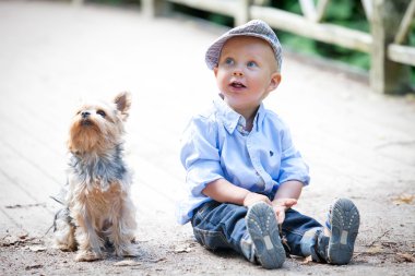 köpek olan küçük çocuk