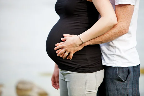 Zwangere vrouw en haar vriendje — Stockfoto