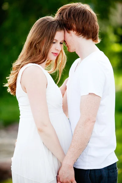 怀孕的妇女和她的男朋友 — 图库照片