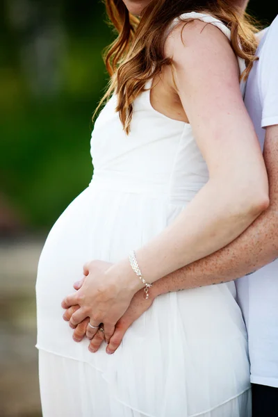 Беременная женщина и ее парень — стоковое фото