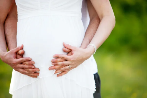 Donna incinta e il suo fidanzato — Foto Stock