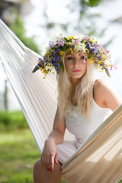 Woman relaxing in hammock — Stock Photo, Image