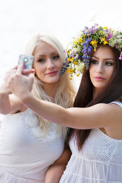 Friends taking selfie with phone — Stock Photo, Image