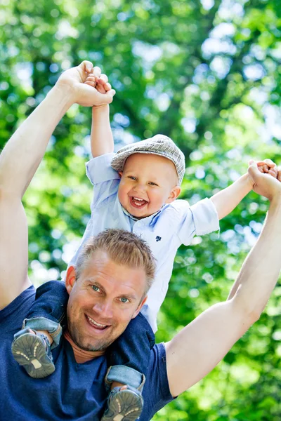 Vader in park met zoon — Stockfoto