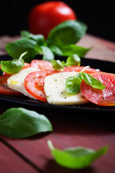 Salada de tomate e mussarela — Fotografia de Stock