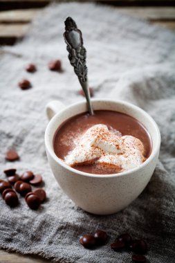 Krem şantili sıcak çikolata