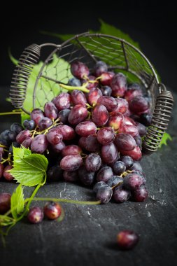Koyu arka plan üzerinde kırmızı üzüm